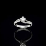 Anello solitario in oro bianco 18kt. con diamanti a pavè tot. kt.0.42