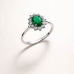 Anello donna in oro bianco 18kt, modello "Kate" verde smeraldo