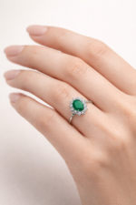 Anello donna in oro bianco 18kt, modello "Kate" verde smeraldo - immagine 2
