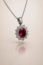 Collana donna in oro 18kt, modello "Kate", con rubino rosso idrotermale