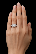 Anello solitario in oro bianco 18kt, con pavè e diamanti tot. Kt.0.85 - immagine 4